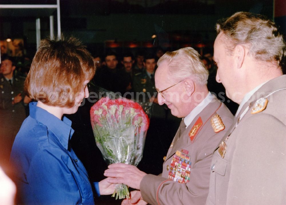 GDR picture archive: Leipzig - Young people in the FDJ-shirt welcomes the Minister of National Defence, Army General Heinz Kessler on the Central Fair of the Masters of tomorrow ZMMM the GDR in Leipzig in Saxony