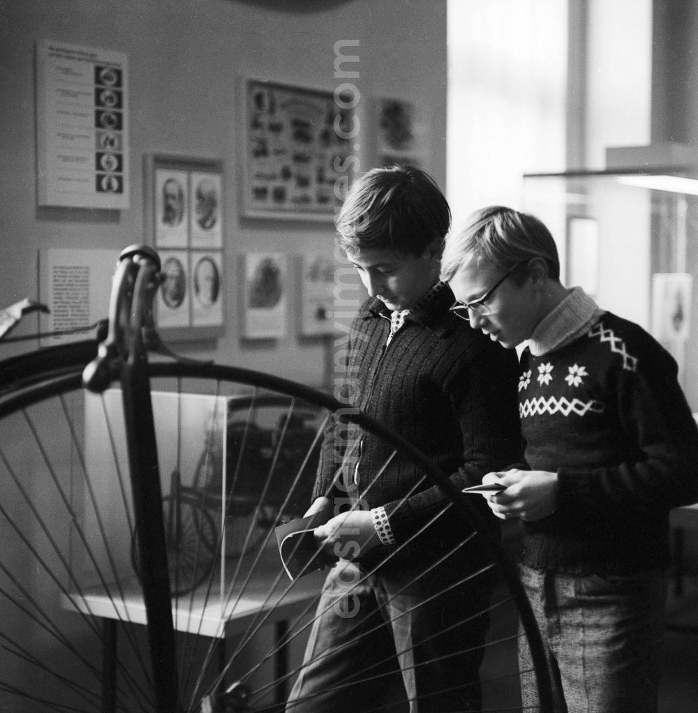GDR picture archive: Berlin - Young people at the Museum of German History in Berlin. Here are two young men in front of a unicycle