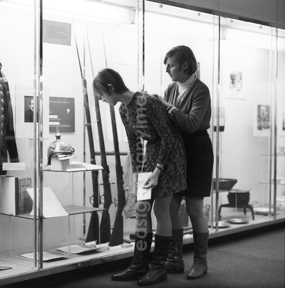 GDR image archive: Berlin - Young people at the Museum of German History in Berlin. Here are two young women in front of a display case with flared arms of the civil war