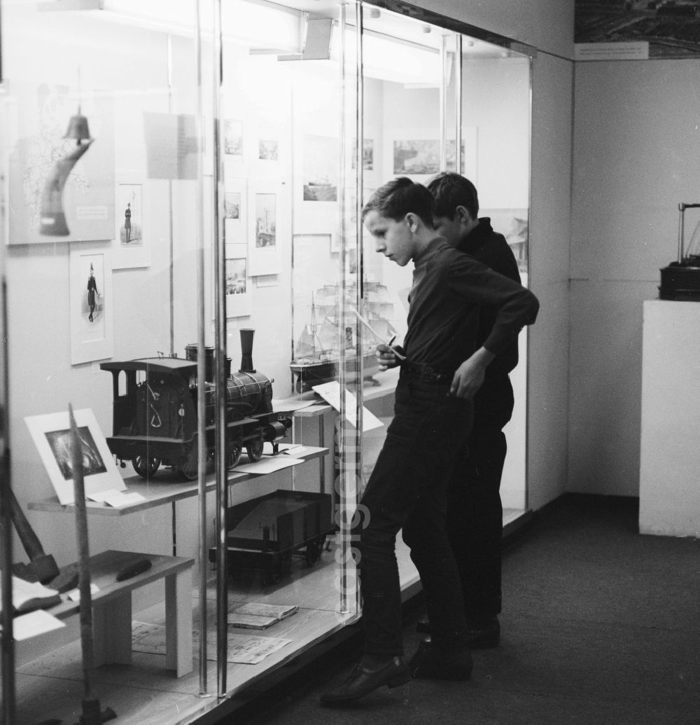 GDR photo archive: Berlin - Young people at the Museum of German History in Berlin. Here are two young men in front of a display case with objects on display in the course of industrialization