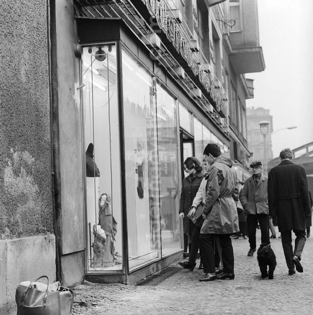 GDR photo archive: Berlin - Prenzlauer Berg - Young people in the first fashion house of youth in the Pappelallee2 in Berlin - Prenzlauer Berg. The youth of the GDR did not want to look grown up and stuffy. Youth fashion (Jumo) - As the own textile sector was established