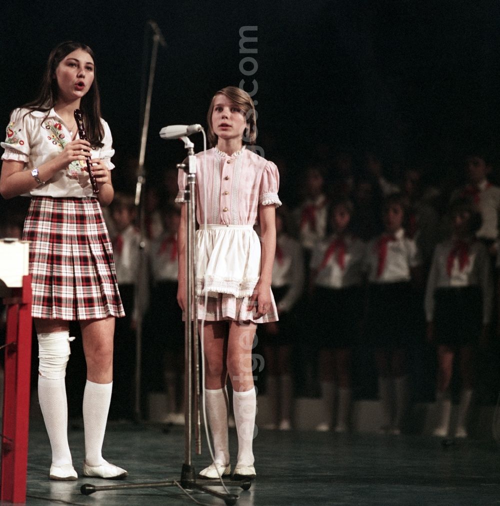 GDR picture archive: Berlin - Music and song interpretation by young people in a singing group at the opening of the X. Parliament of the FDJ in the Palace of the Republic in the district Mitte in Berlin, the former capital of the GDR, German Democratic Republic