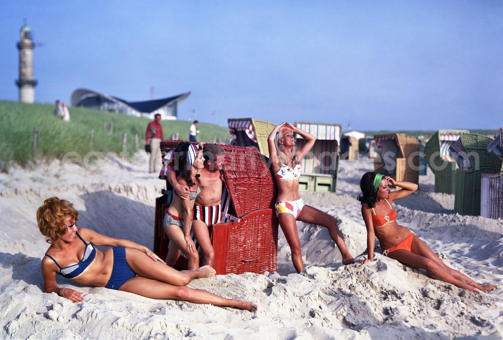 Rostock: Young people present the latest summer swimwear on the Baltic Sea beach in the district Warnemuende in Rostock in the state Mecklenburg-Western Pomerania on the territory of the former GDR, German Democratic Republic