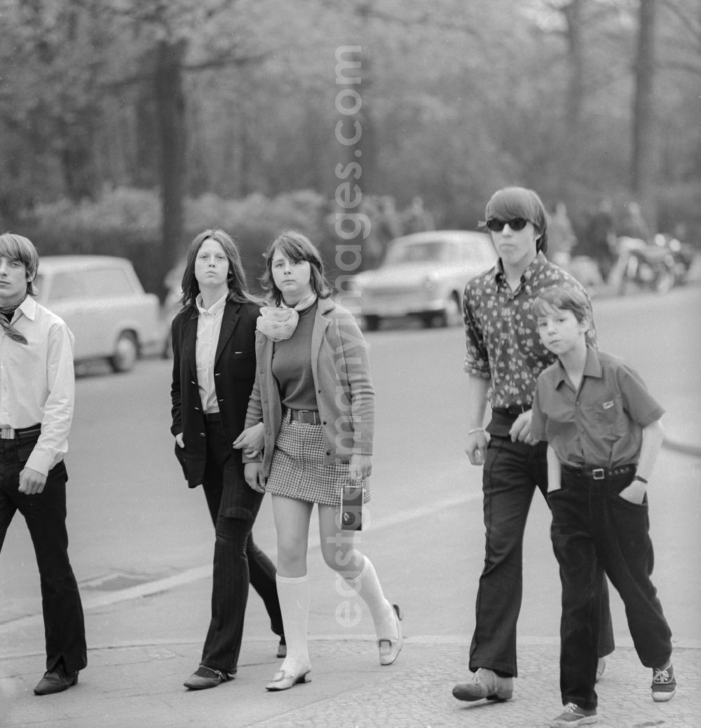 GDR picture archive: Berlin - Teenagers on the street in Berlin, the former capital of the GDR, the German Democratic Republic