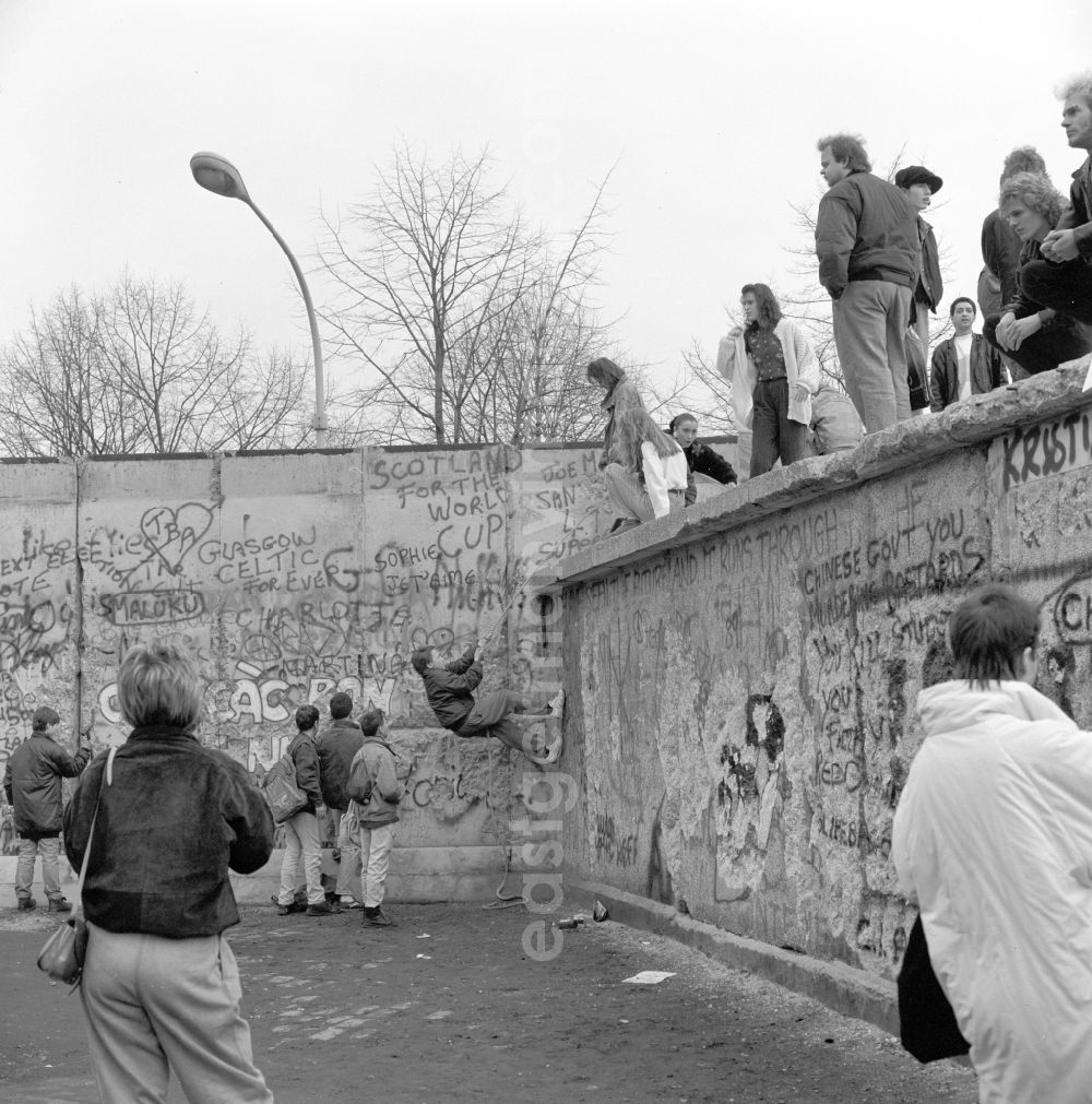 GDR picture archive: Berlin - Young people and tourists on the Berlin Wall in Berlin
