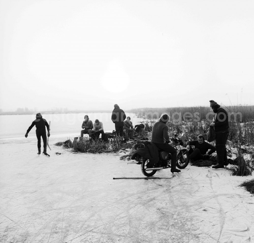 GDR picture archive: Mittenwalde - Teens meet on a frozen lake for ice hockey in Mittenwalde in Brandenburg on the territory of the former GDR, German Democratic Republic