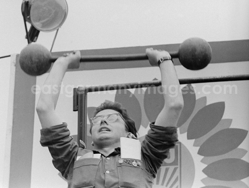 GDR image archive: Chemnitz - Young person lifting weights at the Pentecost meeting of the FDJ in Karl-Marx-Stadt, today Chemnitz in the federal state Saxony on the territory of the former GDR, German Democratic Republic