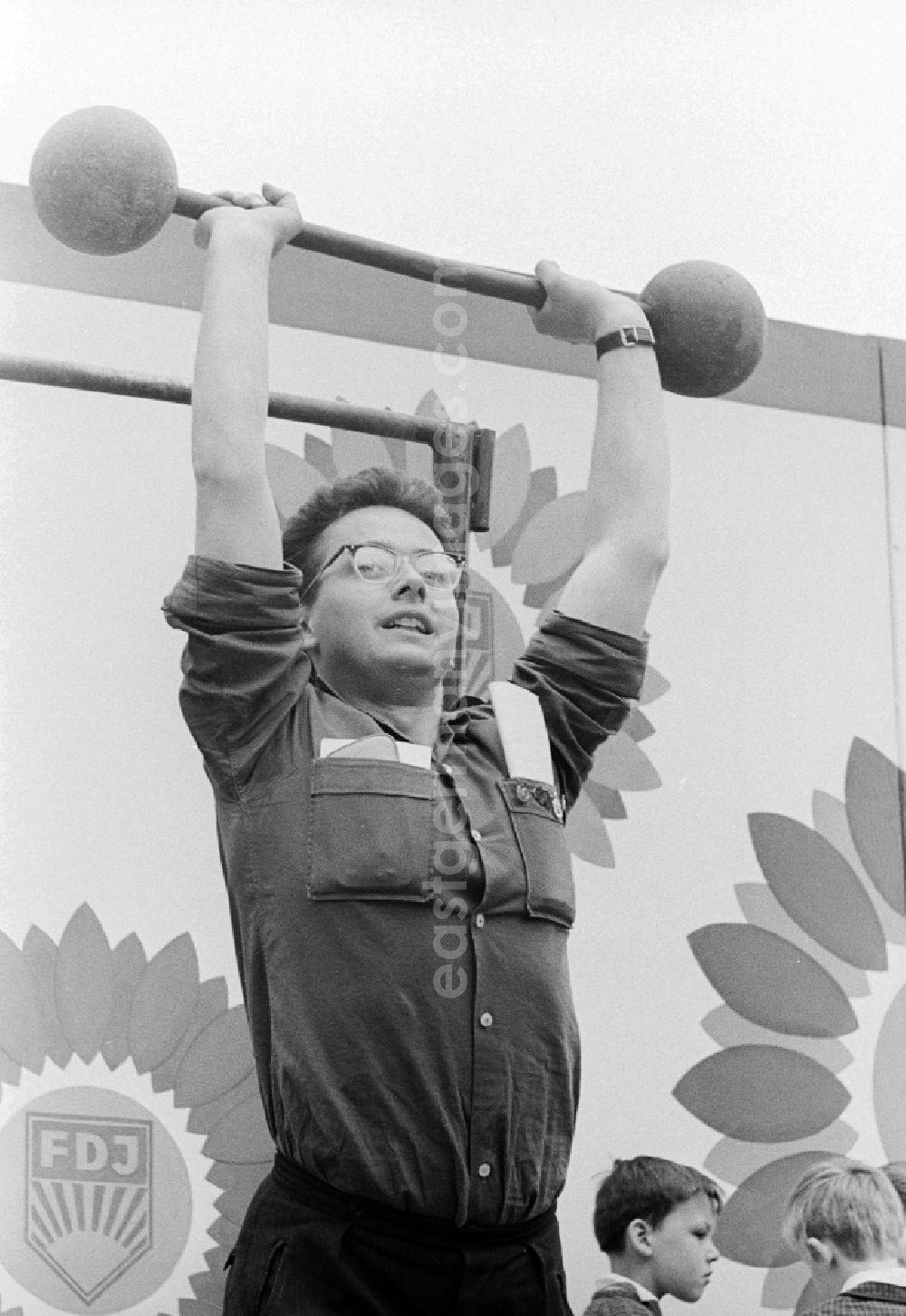 GDR photo archive: Chemnitz - Young person lifting weights at the Pentecost meeting of the FDJ in Karl-Marx-Stadt, today Chemnitz in the federal state Saxony on the territory of the former GDR, German Democratic Republic