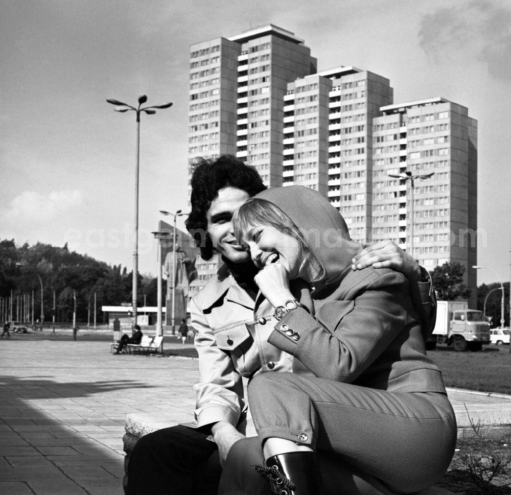 GDR picture archive: Berlin - Young couple on a walk am Leninplatz in the district Friedrichshain in Berlin Eastberlin, the former capital of the GDR, German Democratic Republic