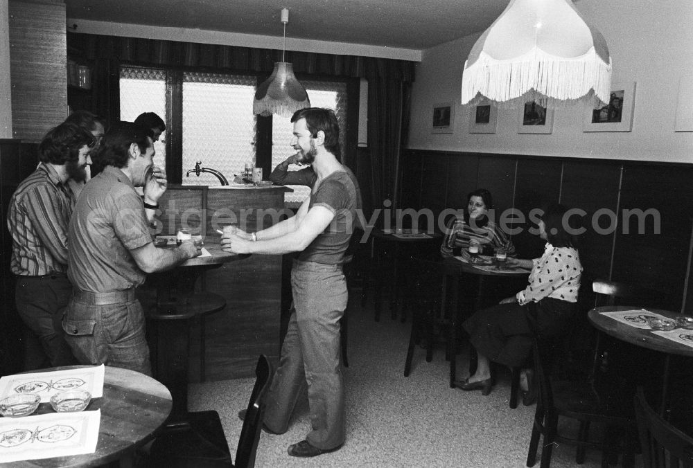 GDR image archive: Berlin - Youngsters sit comfortably with a beer at the bar at the youth tourist's hotel Egon Schultz in the animal park in Berlin, the former capital of the GDR, German democratic republic. Today one says animal park ABACUS hotel