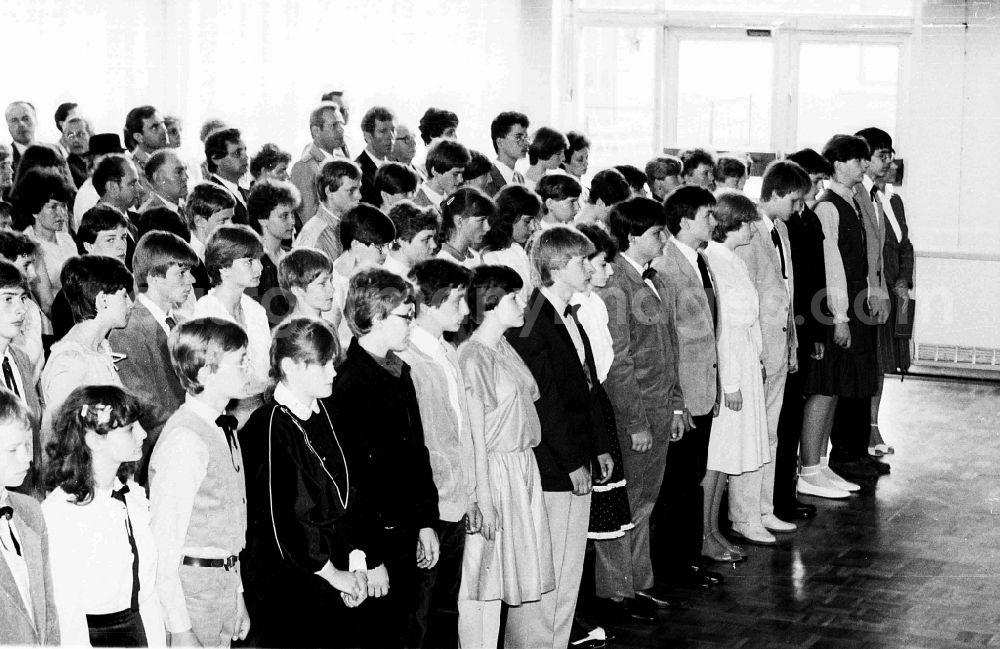 GDR picture archive: Karlshagen - Adolescent youth consecration - participants on the day of their admission into the circle of adults an der POS Polytechnischen Oberschule Heinrich Heine on street Schulstrasse in Karlshagen, Mecklenburg-Western Pomerania on the territory of the former GDR, German Democratic Republic