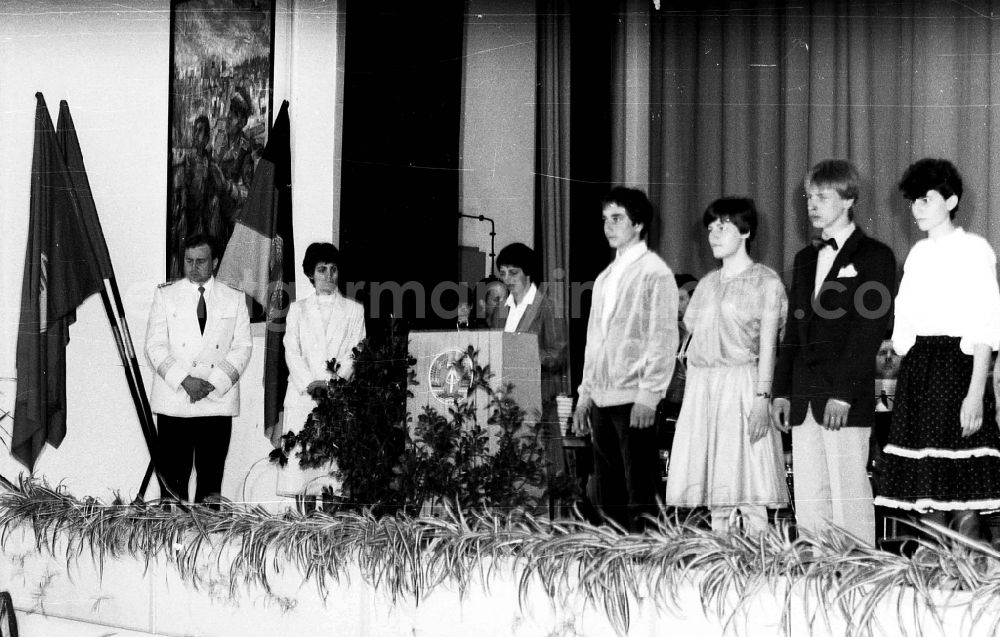 Karlshagen: Adolescent youth consecration - participants on the day of their admission into the circle of adults an der POS Polytechnischen Oberschule Heinrich Heine on street Schulstrasse in Karlshagen, Mecklenburg-Western Pomerania on the territory of the former GDR, German Democratic Republic