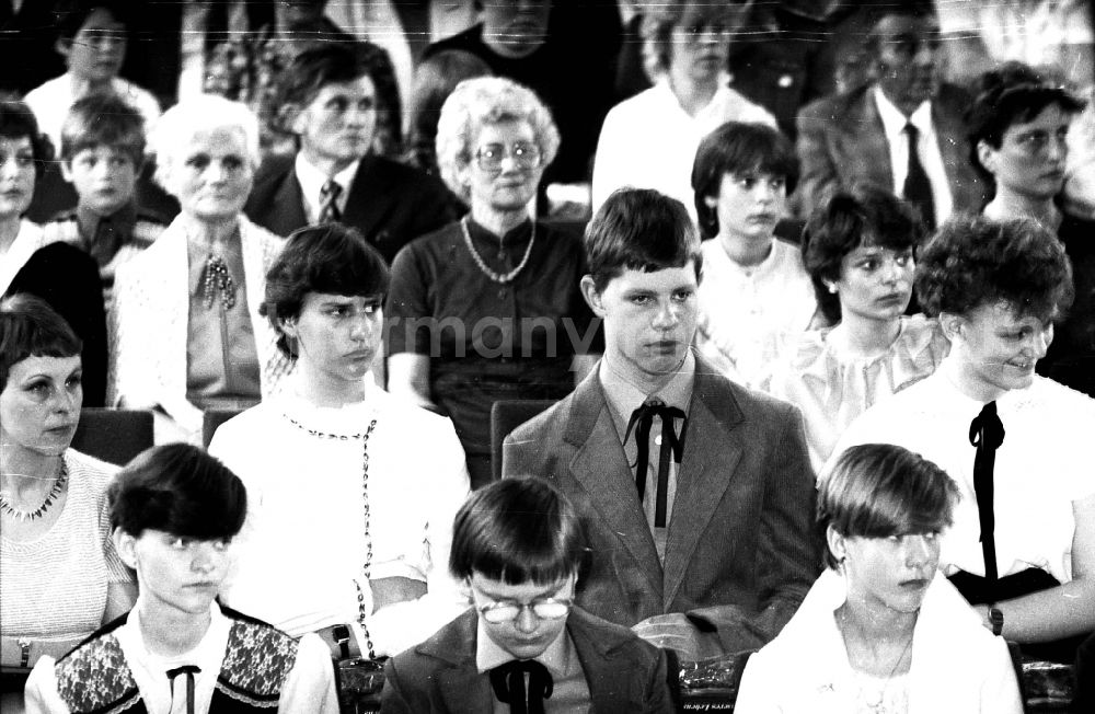 GDR image archive: Karlshagen - Adolescent youth consecration - participants on the day of their admission into the circle of adults an der POS Polytechnischen Oberschule Heinrich Heine on street Schulstrasse in Karlshagen, Mecklenburg-Western Pomerania on the territory of the former GDR, German Democratic Republic