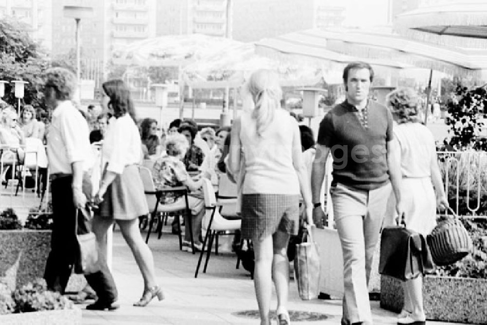 Berlin: Juli 1973 Blick auf den Berliner Alexanderplatz und die Kongresshalle am Alex.