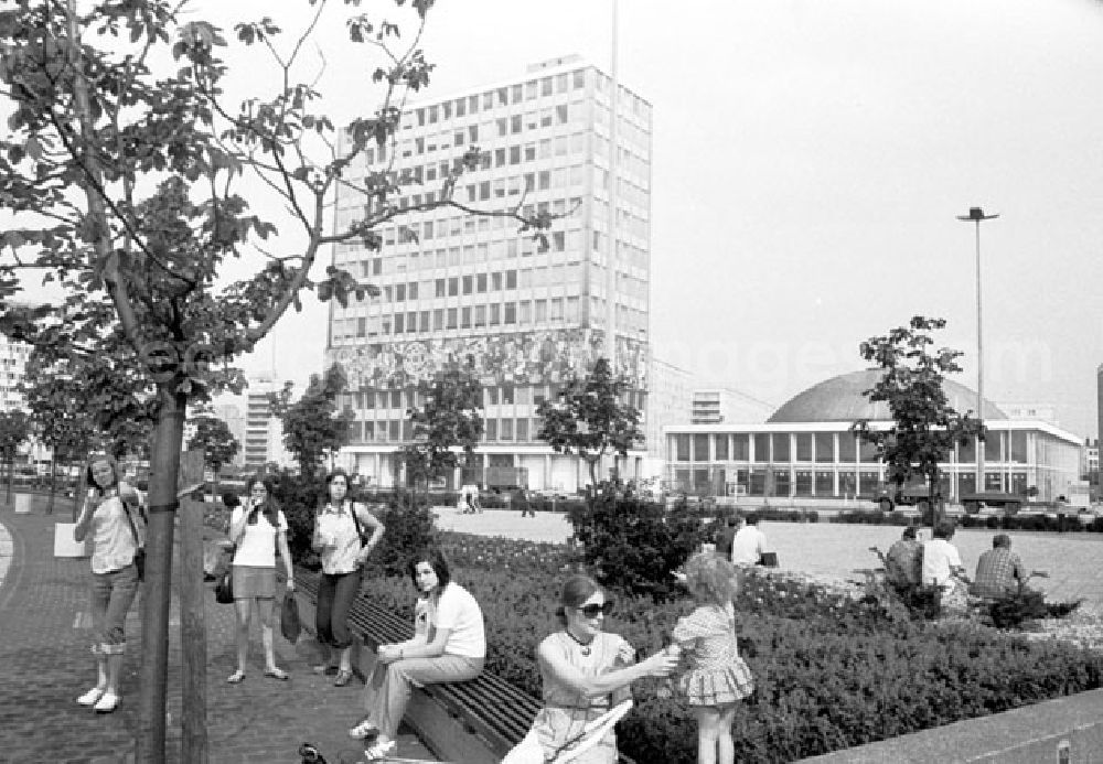 GDR image archive: Berlin - Juli 1973 Blick auf den Berliner Alexanderplatz und die Kongresshalle am Alex.