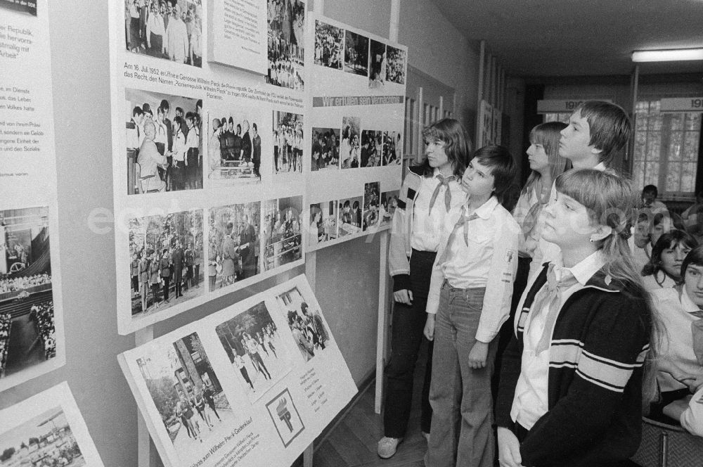 GDR image archive: Joachimsthal - Young and Thaelmann pioneers in the traditional cabinet in the pioneer's republic Wilhelm Pieck in the Werbellinsee in Joachimsthal in the federal state Brandenburg in the area of the former GDR, German democratic republic. Among the rest, the pioneer's republic served the political education of members the pioneer and FDJ organisation of the GDR