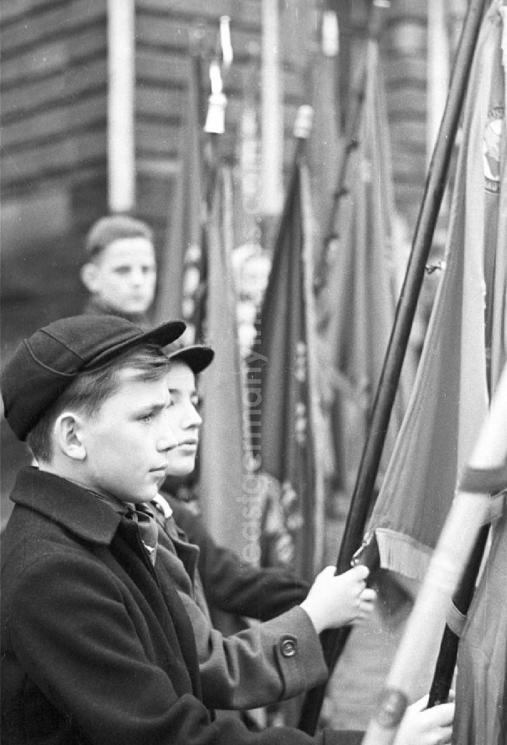 Leipzig: Ein Junge mit einer Kappe / Mütze im Stil der frühen 1960er / 6
