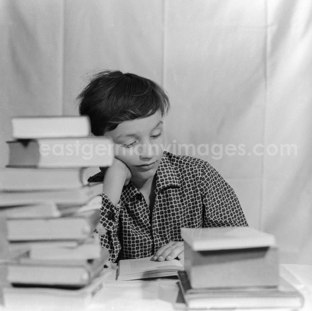 GDR picture archive: Berlin - A boy when read in books, in Berlin