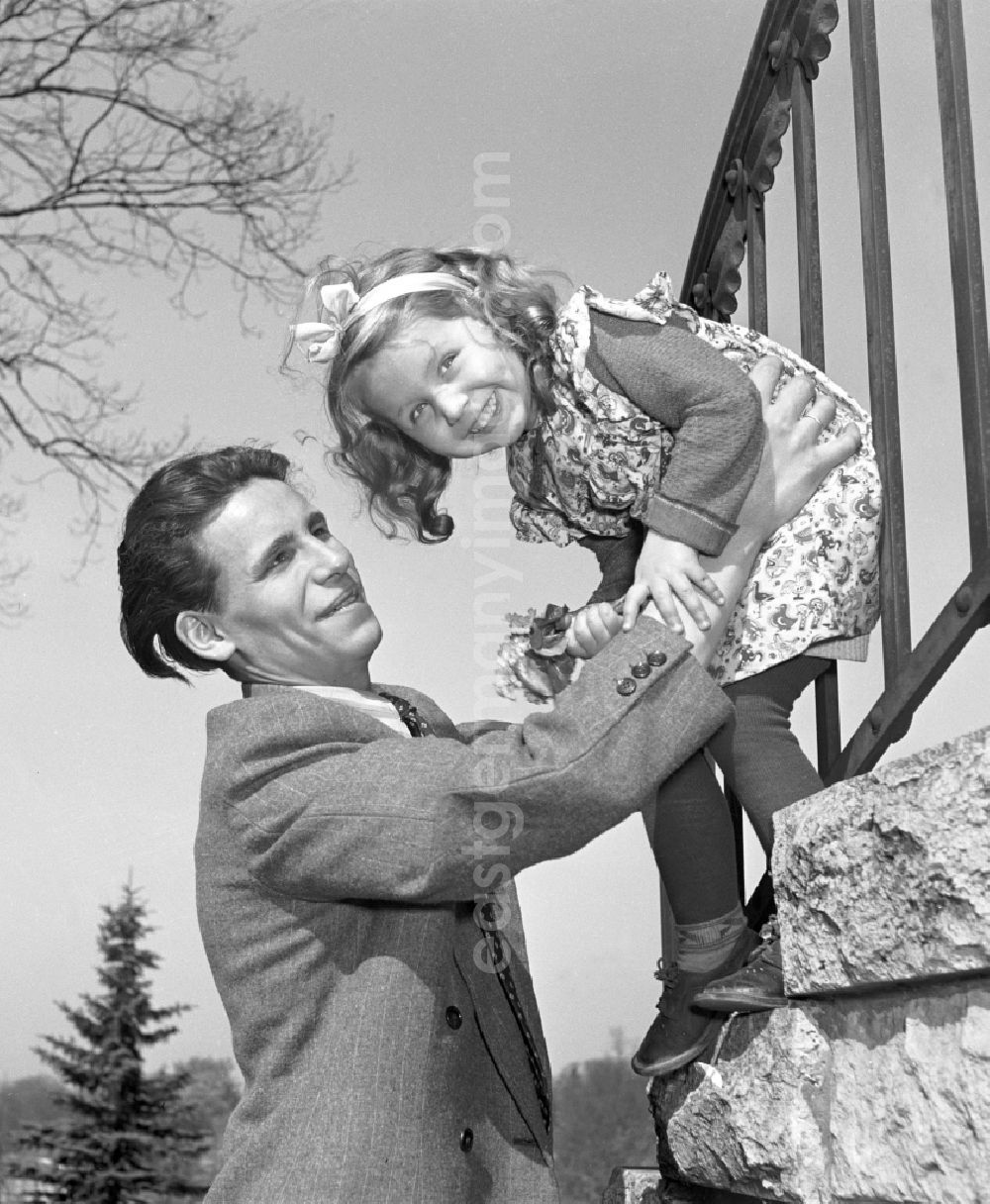 Dresden: Woman and man as a couple and a young family with little girls on a trip to Dresden in the state of Saxony in the area of ??the former GDR, German Democratic Republic