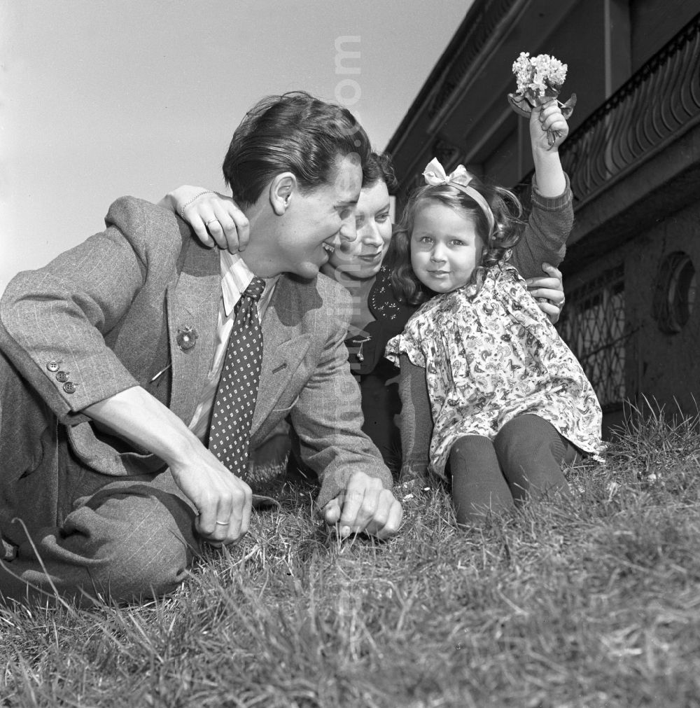 GDR image archive: Dresden - Woman and man as a couple and a young family with little girls on a trip to Dresden in the state of Saxony in the area of ??the former GDR, German Democratic Republic