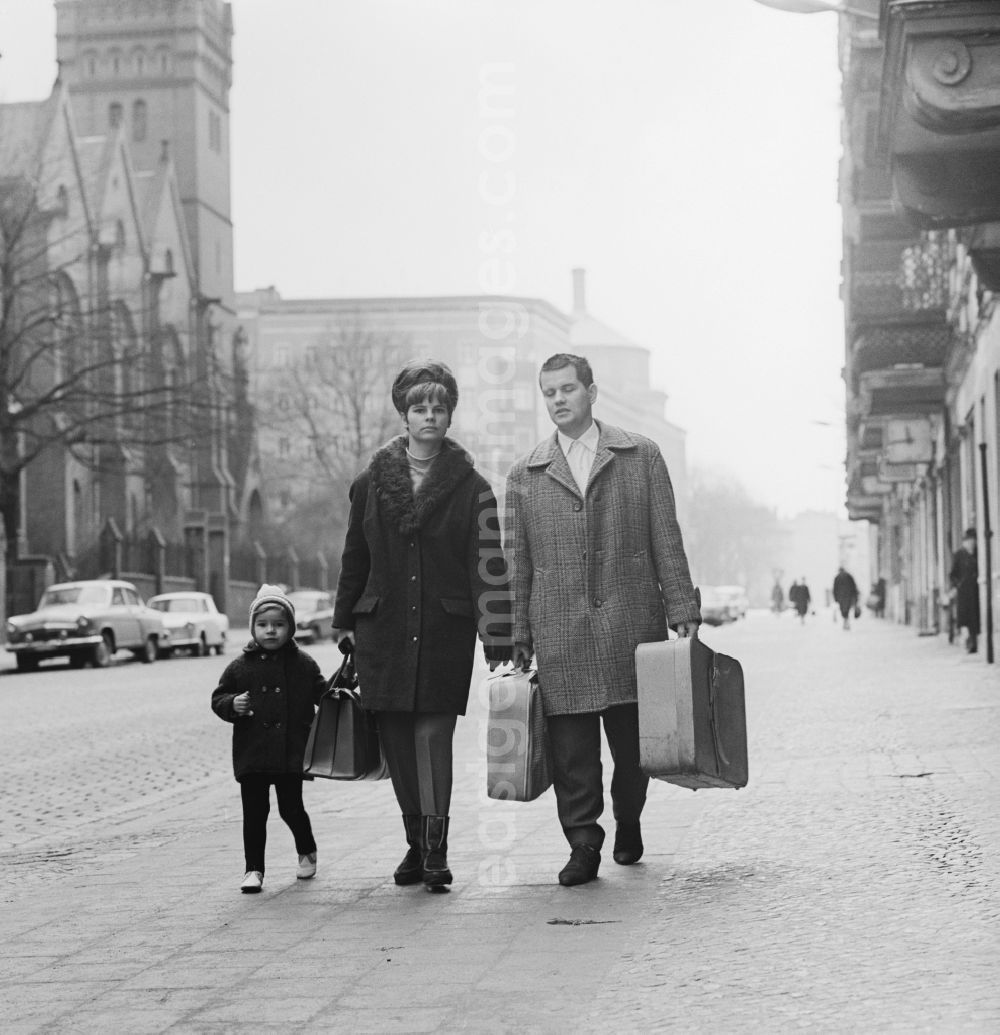 GDR image archive: Berlin - Young family traveling with suitcases in Berlin-Prenzlauer Berg