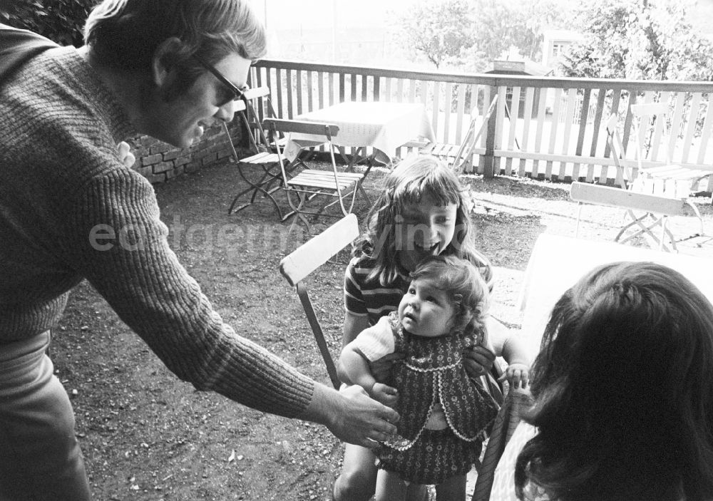 GDR photo archive: Altenberg - A young family in an excursion restaurant in Altenberg in the federal state of Saxony on the territory of the former GDR, German Democratic Republic