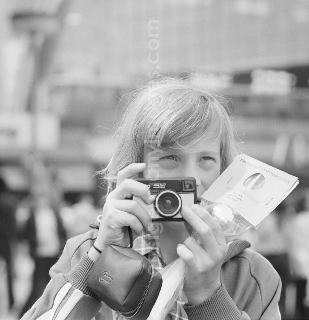 GDR picture archive: Berlin - Young photographed with a Certo SL 11