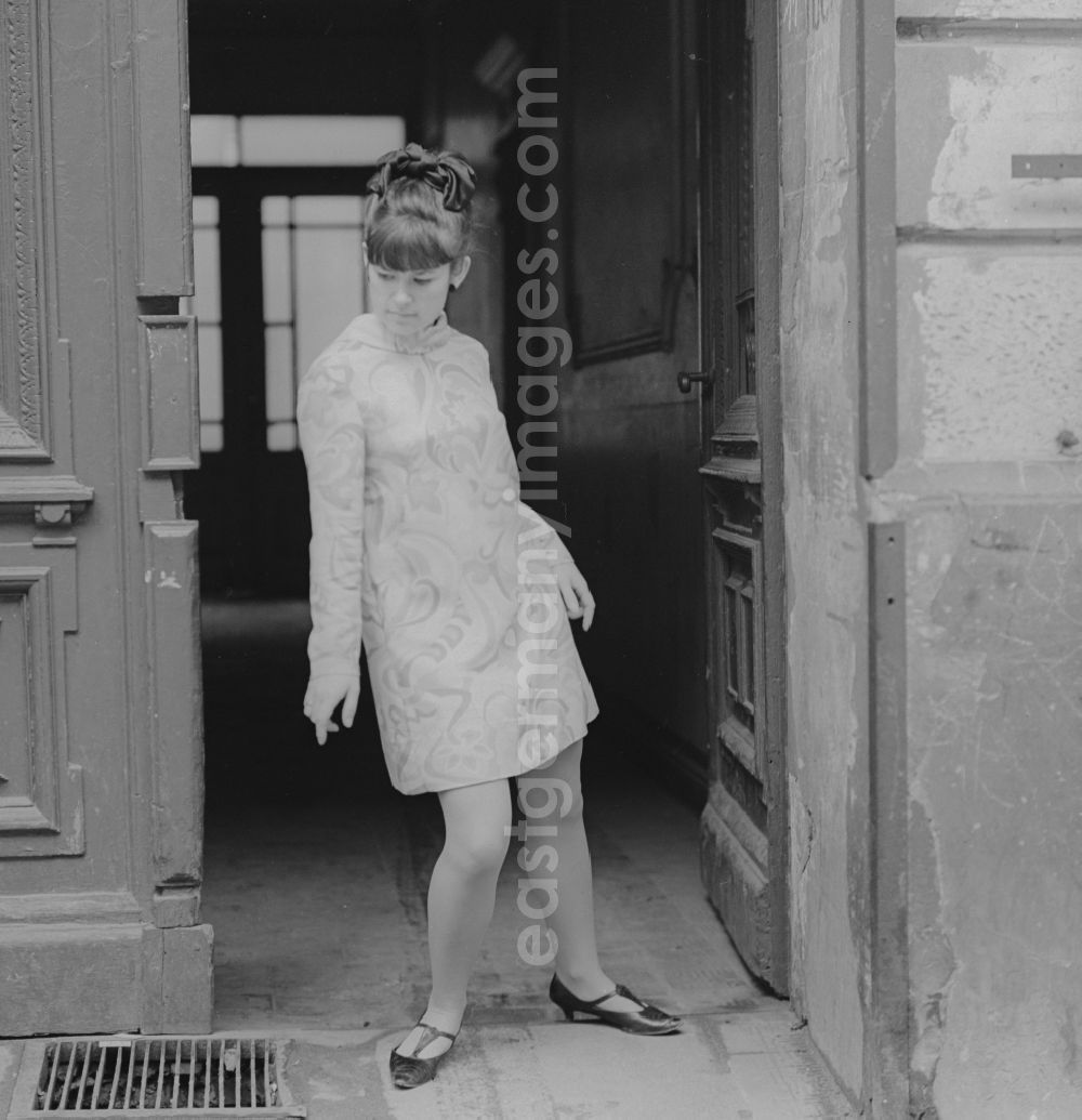 GDR photo archive: Berlin - Young woman posing in front of a doorway in Berlin