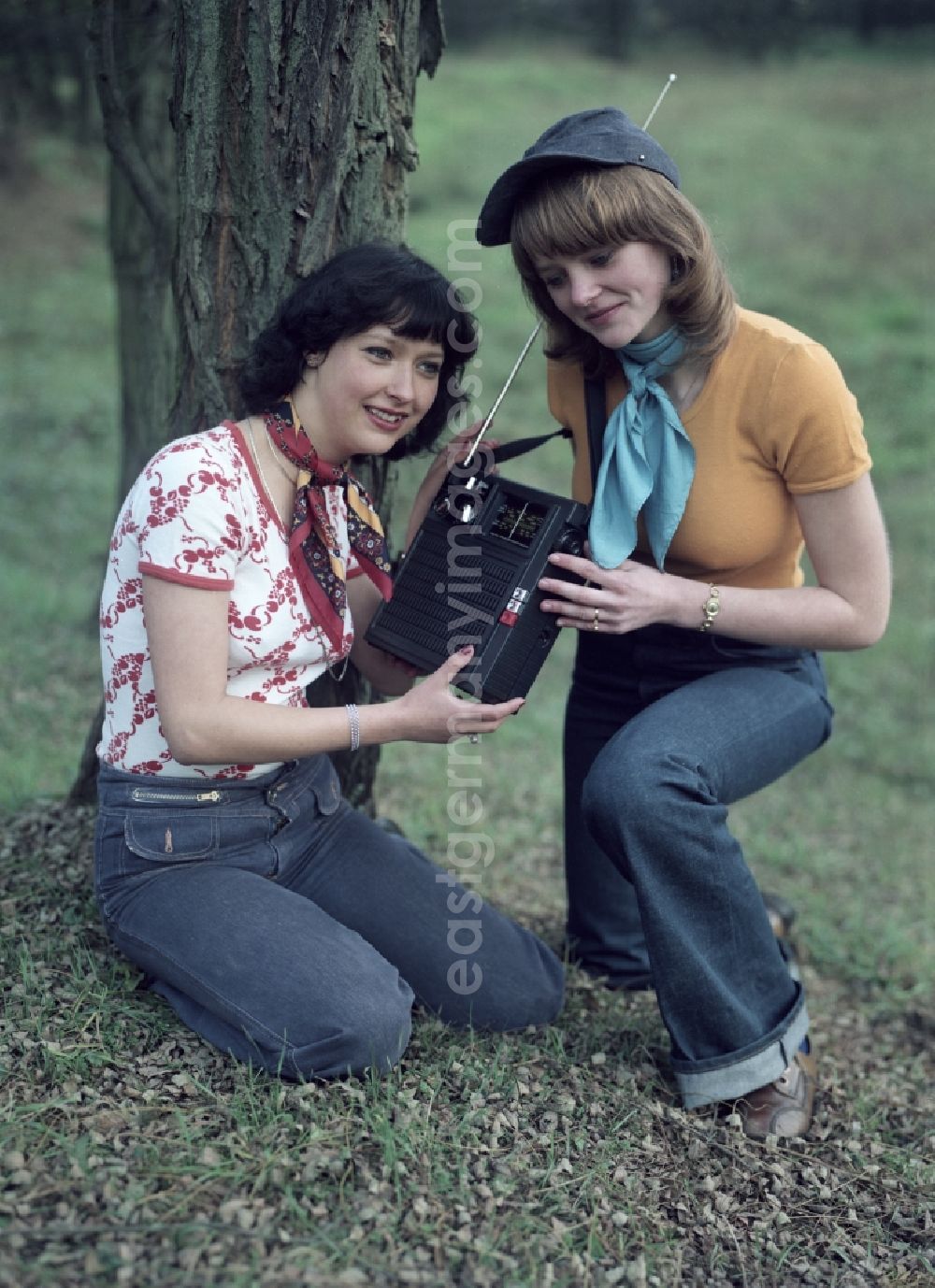 GDR picture archive: Berlin - Young women with a Stern Garant R213
