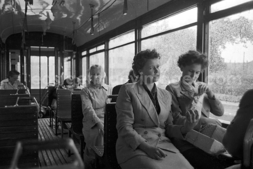GDR photo archive: Halle - Zwei junge Frauen im Gespräch in einer Straßenbahn mit für die 5