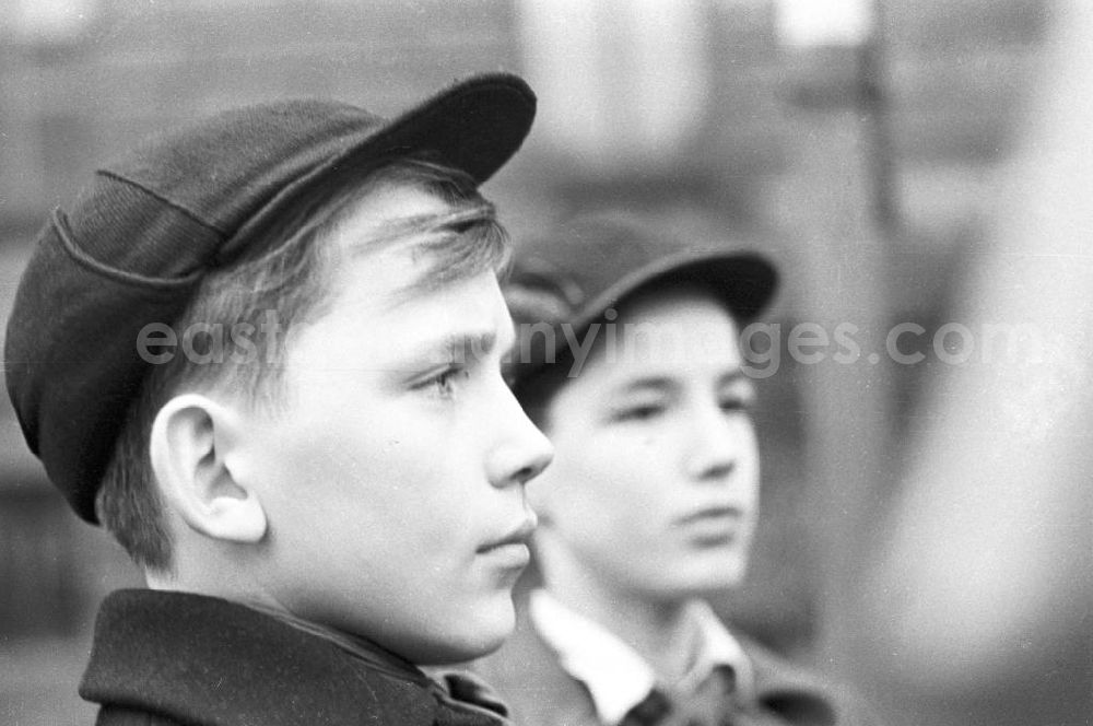 GDR picture archive: Leipzig - Ein Junge mit einer Kappe / Mütze im Stil der frühen 1960er / 6