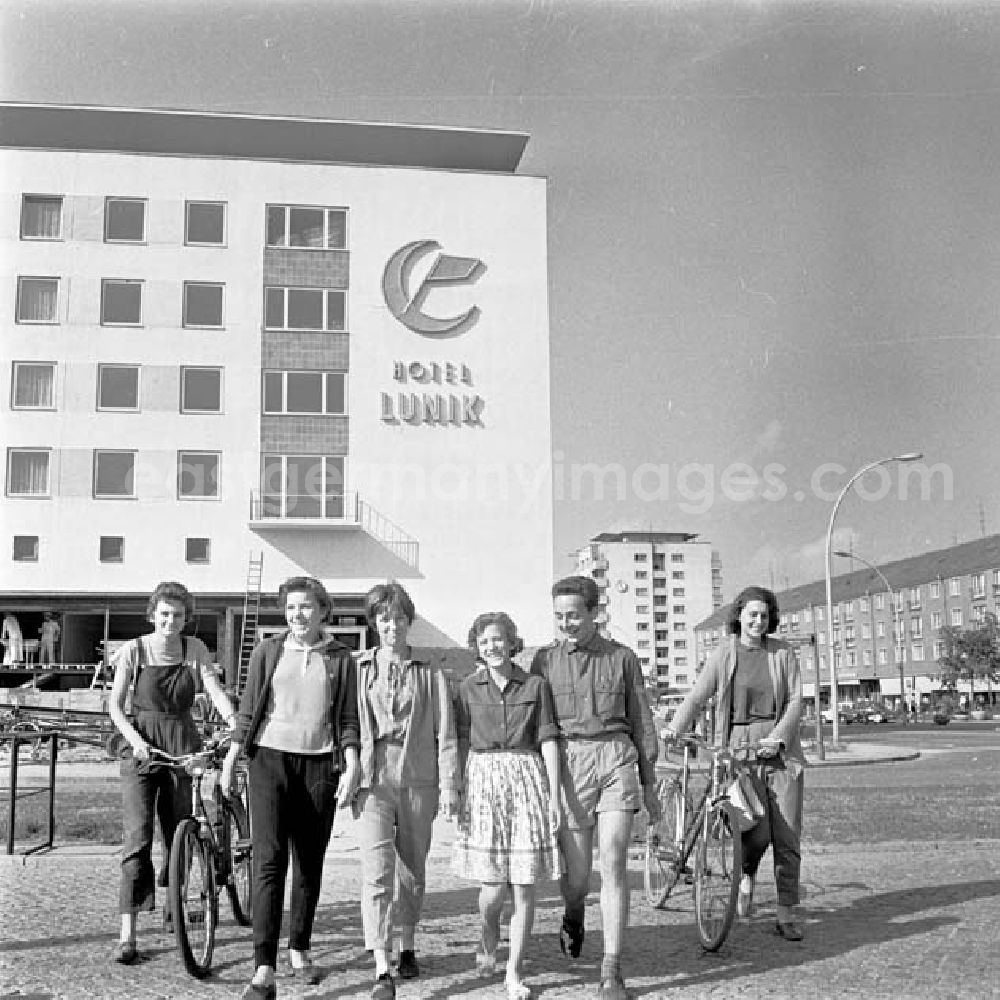 GDR image archive: Eisenhüttenstadt - Junge Leute vor dem Hotel Lunik an der Lindenallee in Eisenhüttenstadt.