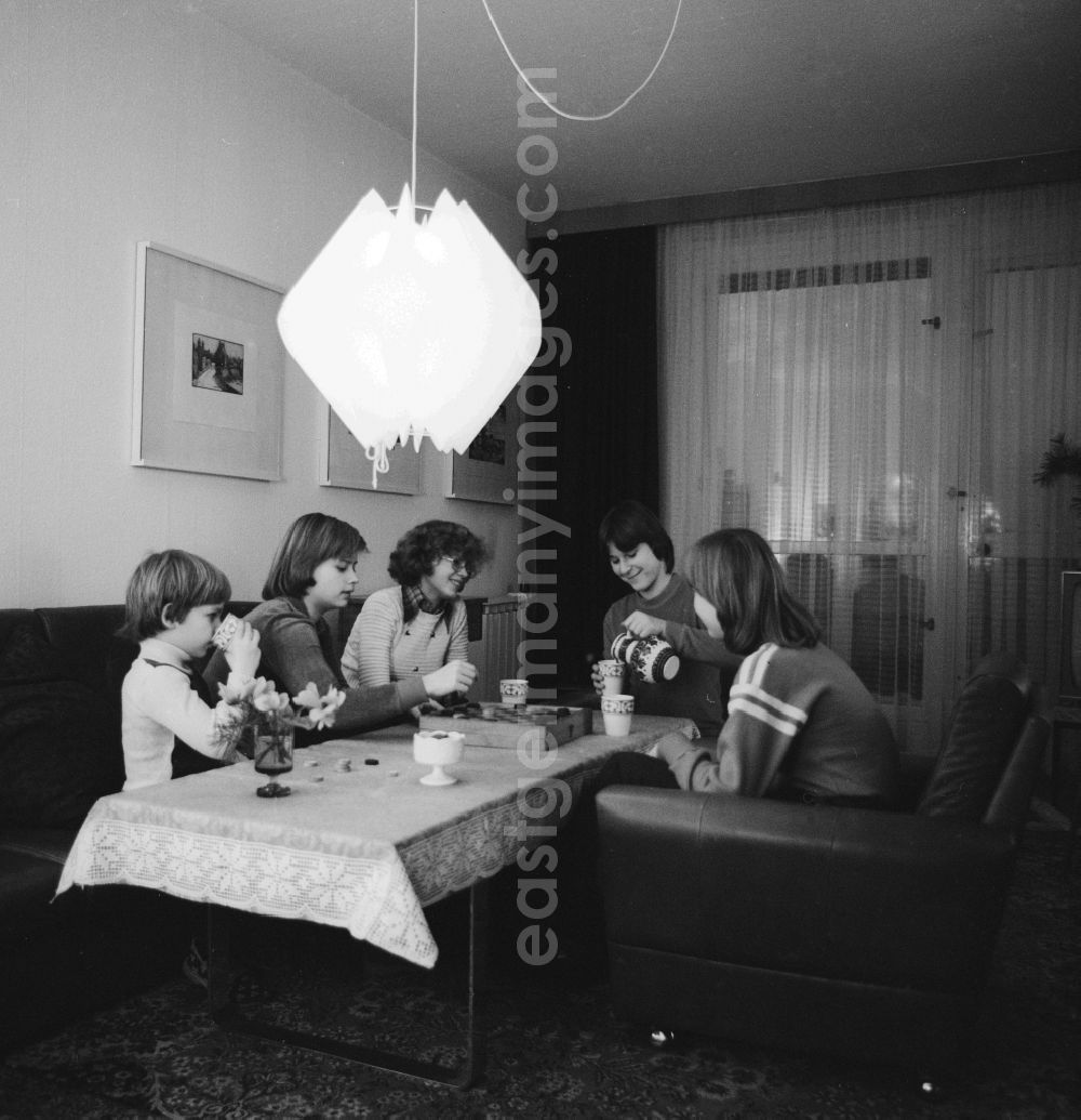 GDR picture archive: Berlin - Young girls sitting at a table and play a board game in Berlin