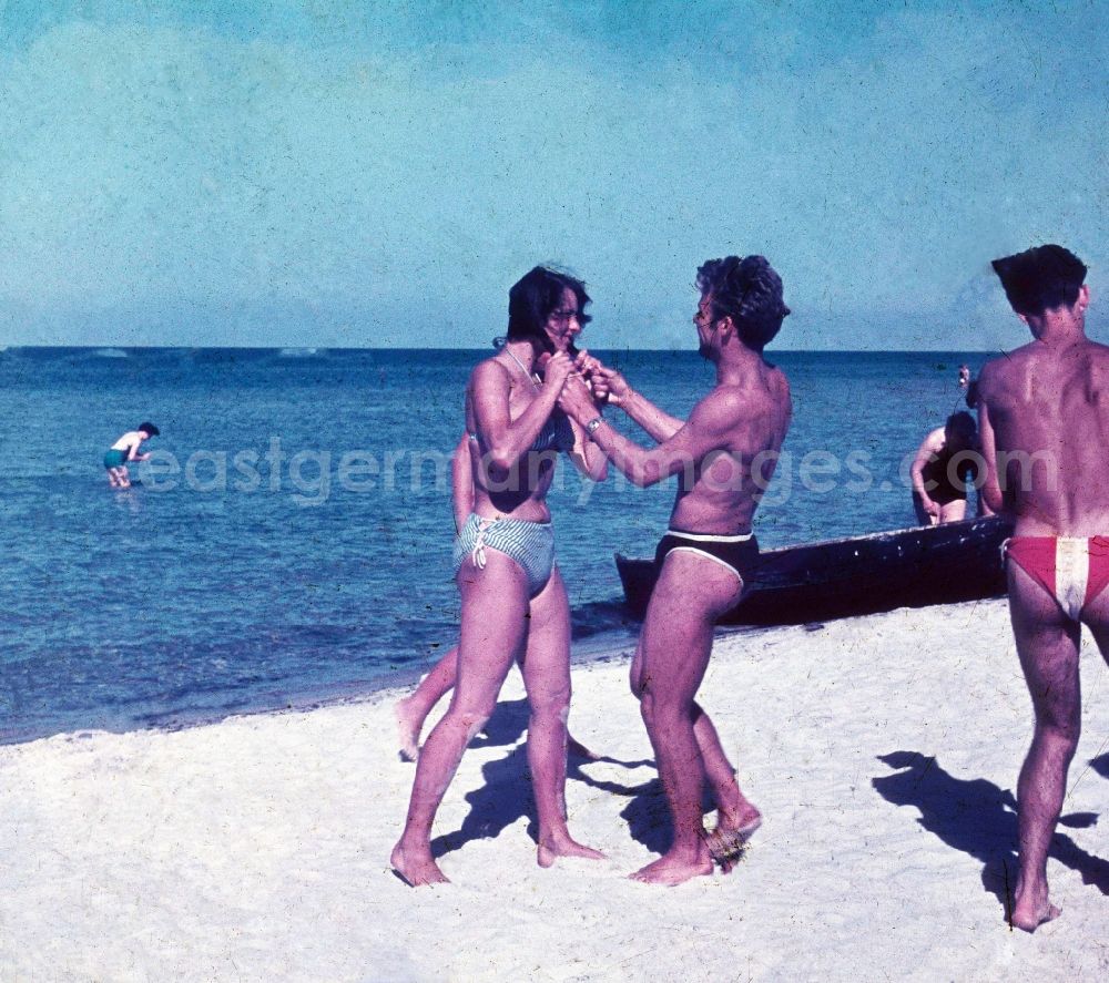 GDR image archive: Prerow - Young people play playfully on the beach of the Baltic Sea in Prerow in the federal state Mecklenburg-West Pomerania in the area of the former GDR, German democratic republic