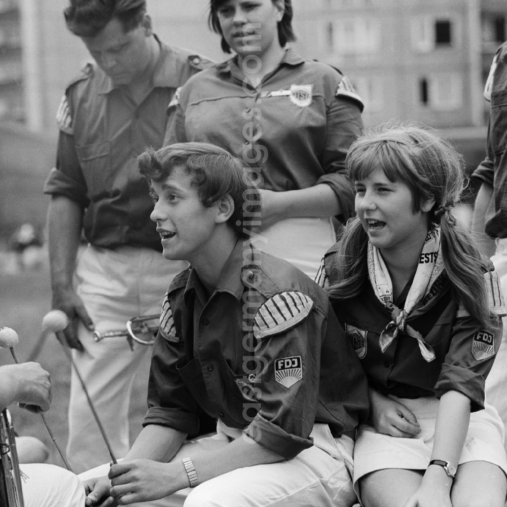 GDR image archive: Chemnitz - Young members of the District Band of the FDJ and the music group the DTSB (German Gymnastics and Sports Association) during the 11 Workers' Festival of the GDR in the former Karl-Marx-Stadt today Chemnitz in Saxony today