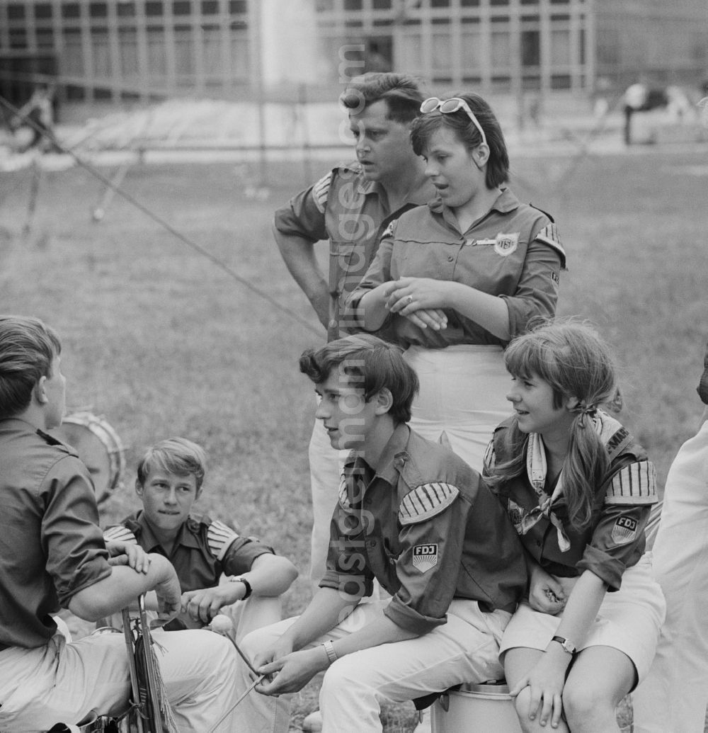 GDR photo archive: Chemnitz - Young members of the District Band of the FDJ and the music group the DTSB (German Gymnastics and Sports Association) during the 11 Workers' Festival of the GDR in the former Karl-Marx-Stadt today Chemnitz in Saxony today
