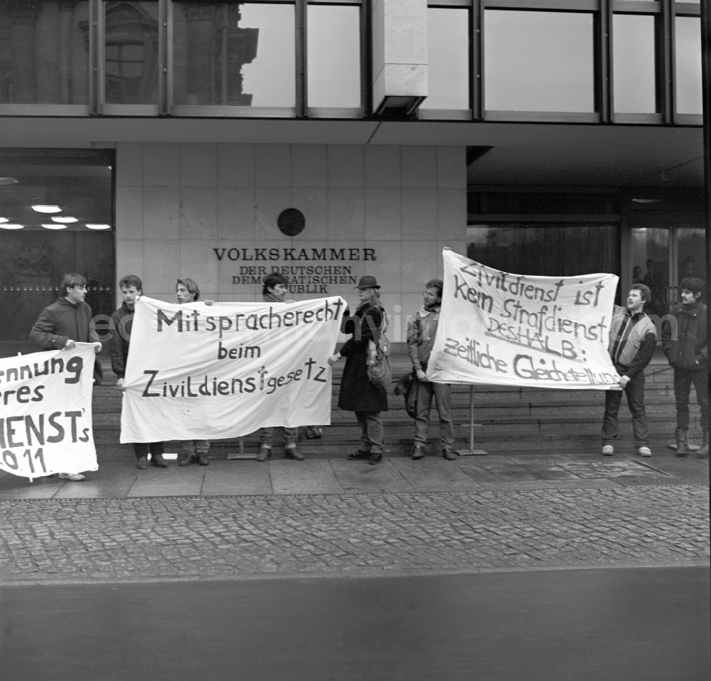 GDR photo archive: Berlin - Young men demonstrate in front of the parliament of the GDR in Berlin for the recognition of their community service