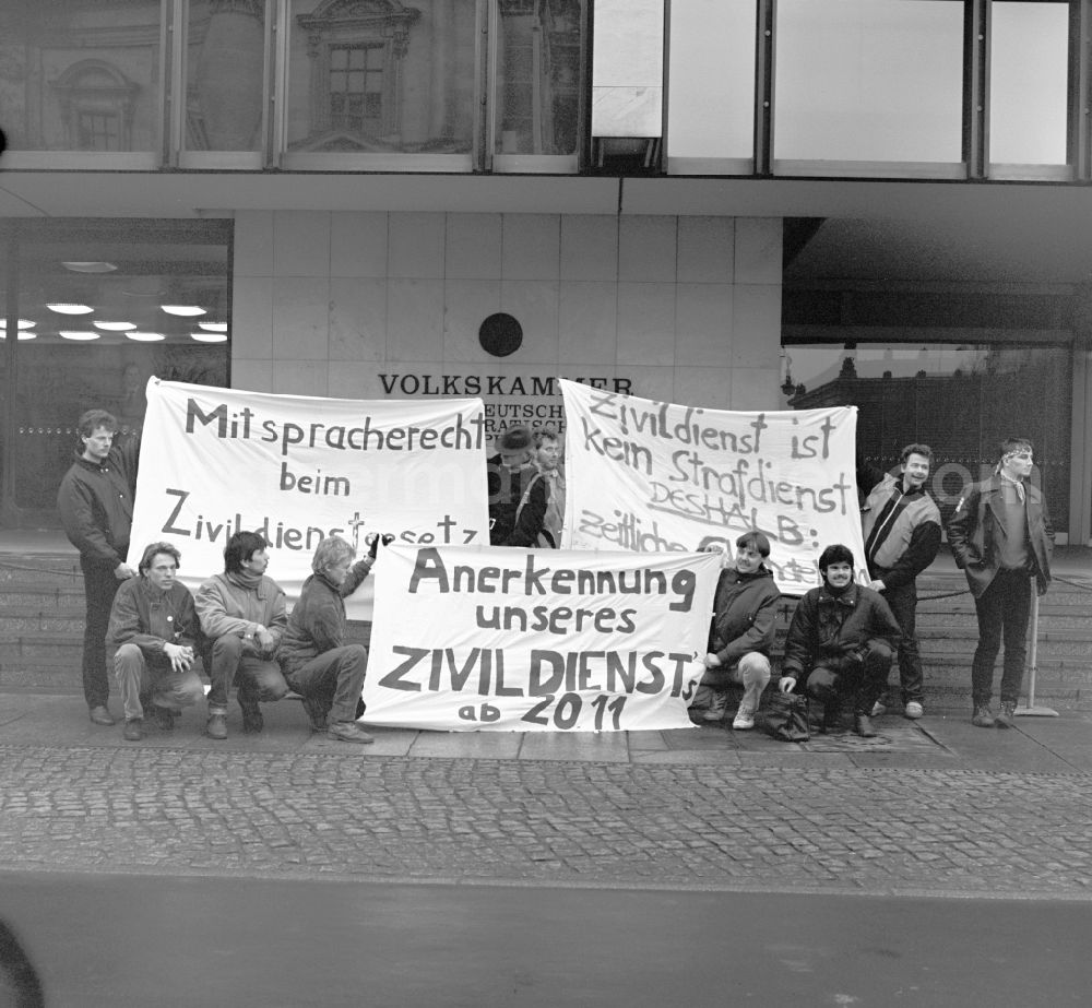 GDR picture archive: Berlin - Young men demonstrate in front of the parliament of the GDR in Berlin for the recognition of their community service