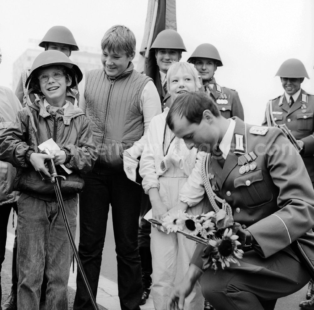 Berlin: Young pioneers present NVA soldiers with flowers and scarves in Berlin, the former capital of the GDR, German Democratic Republic