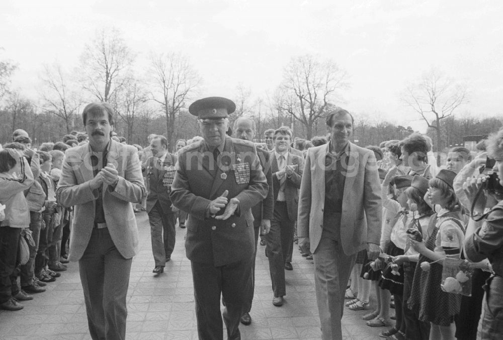 GDR image archive: Berlin - Received Young Pioneers, on the occasion of the 4