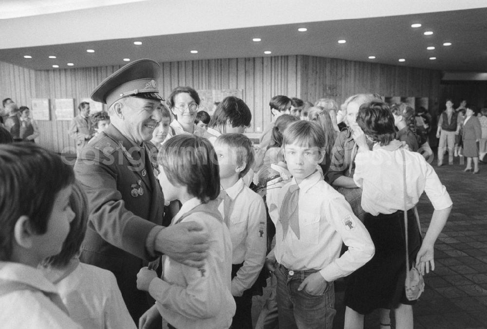 GDR photo archive: Berlin - Received Young Pioneers, on the occasion of the 4