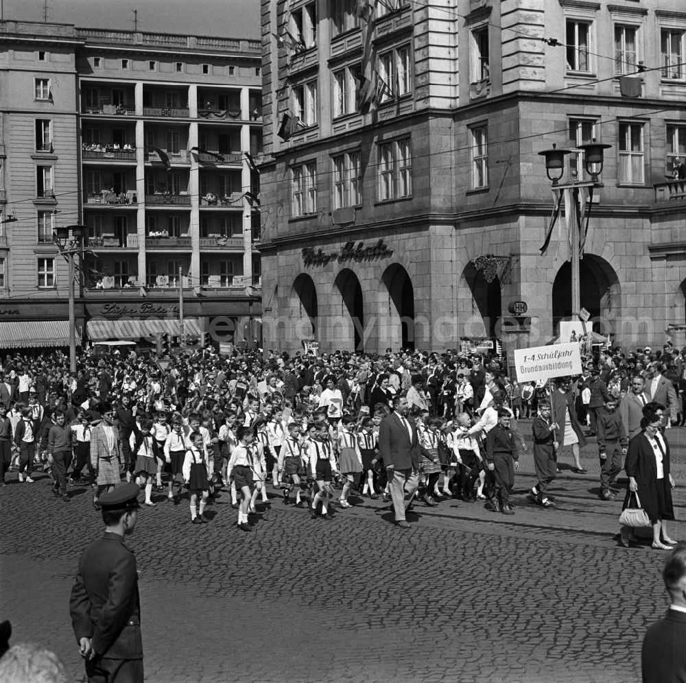 GDR picture archive: Magdeburg - Young Pioneers on the 1st of May demonstration in Magdeburg