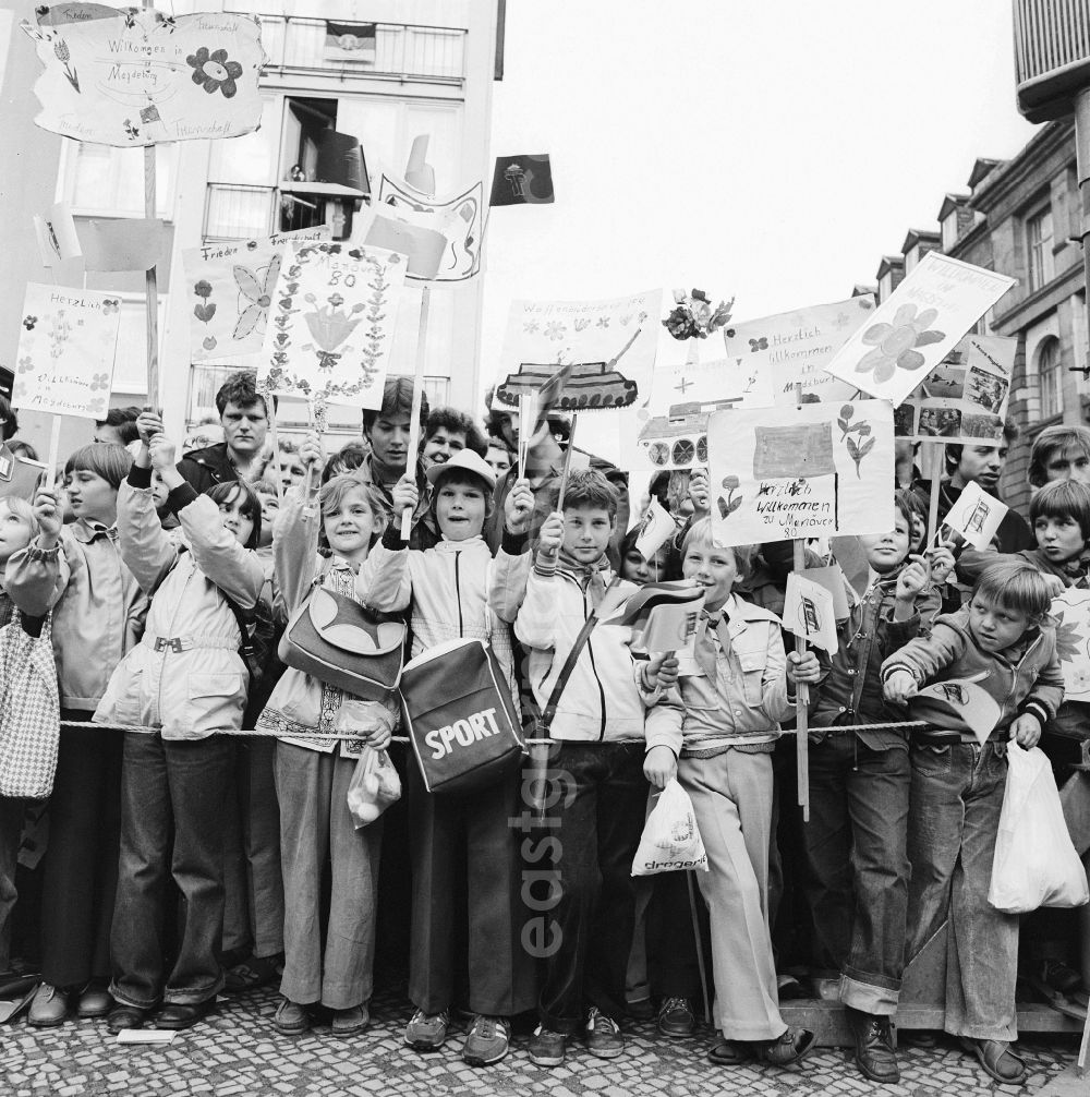 Magdeburg: Young pioneers stand with posters in the street edge and greet the participants of the manoeuvre of the weapon brotherhood 8