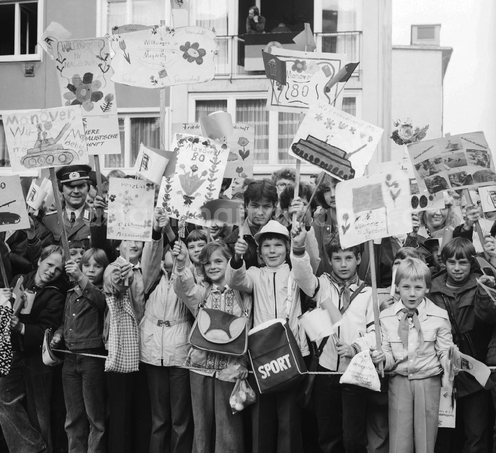 GDR image archive: Magdeburg - Young pioneers stand with posters in the street edge and greet the participants of the manoeuvre of the weapon brotherhood 8