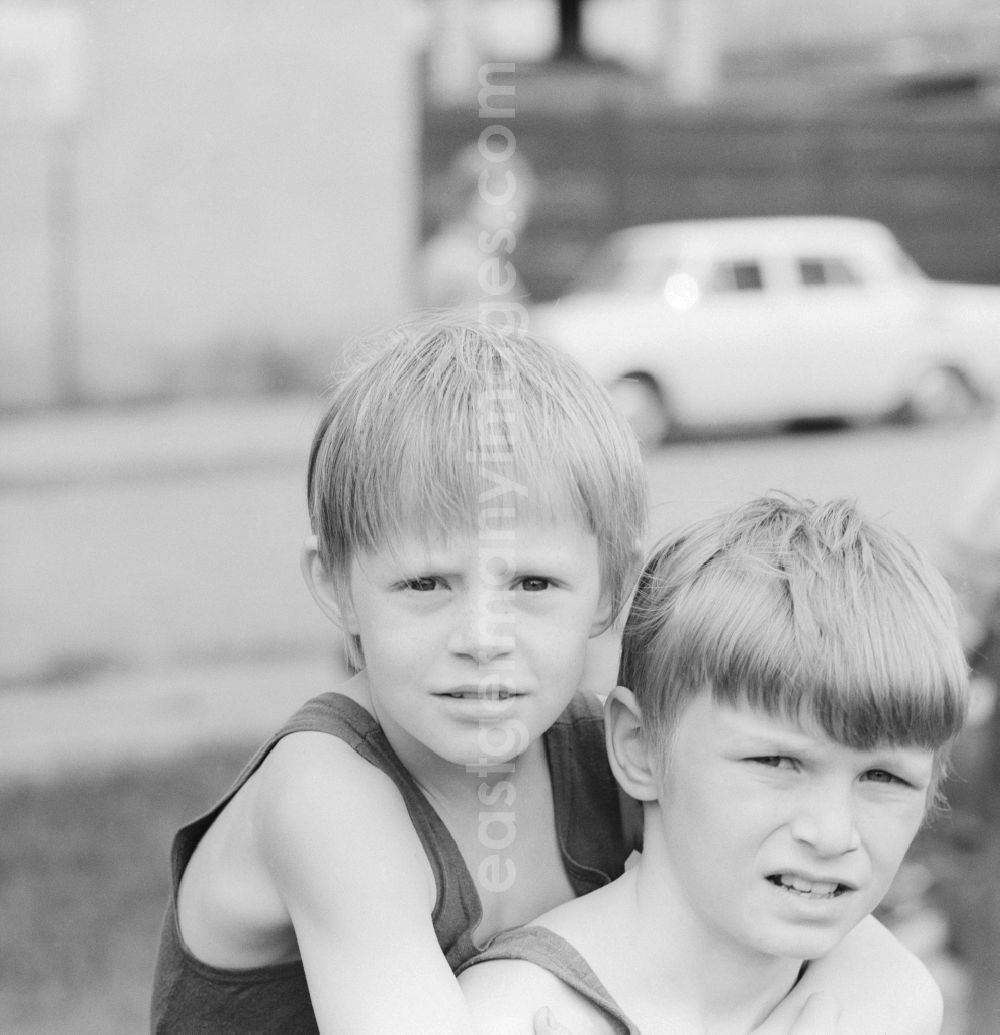 GDR image archive: Berlin - Young bears his friend piggyback in Berlin
