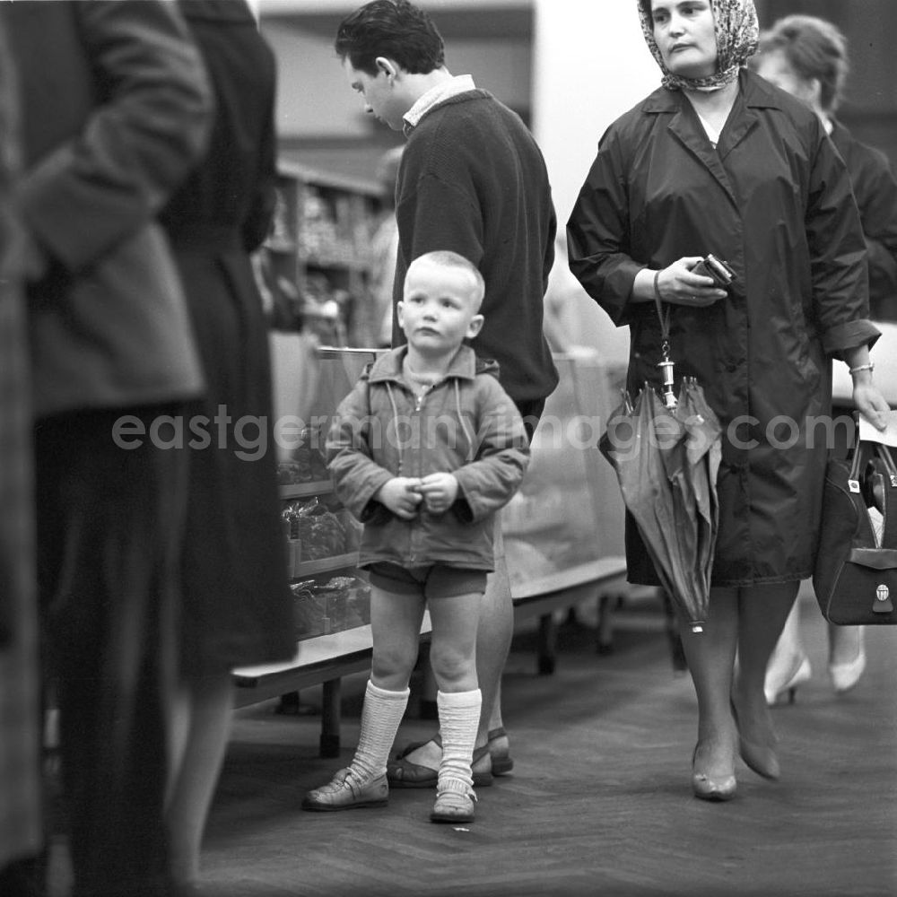 GDR photo archive: Leipzig - Ein kleiner Junge steht in einem Warenhaus in Leipzig und schaut neugierig dem geschäftigen Treiben zu.