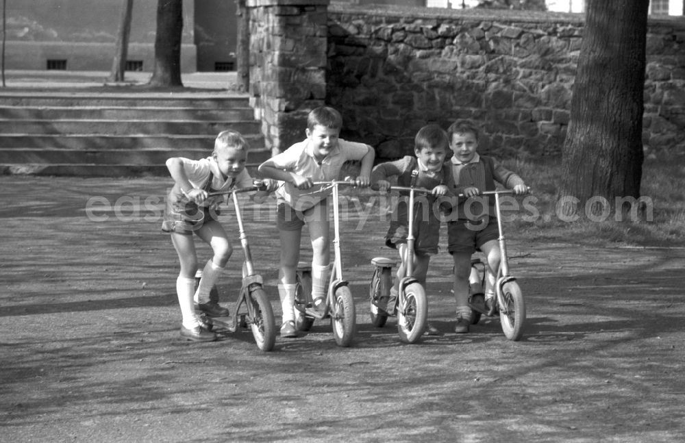 GDR image archive: Dessau - 4 boys with their scooters in the city park Dessau in Saxony - Anhalt