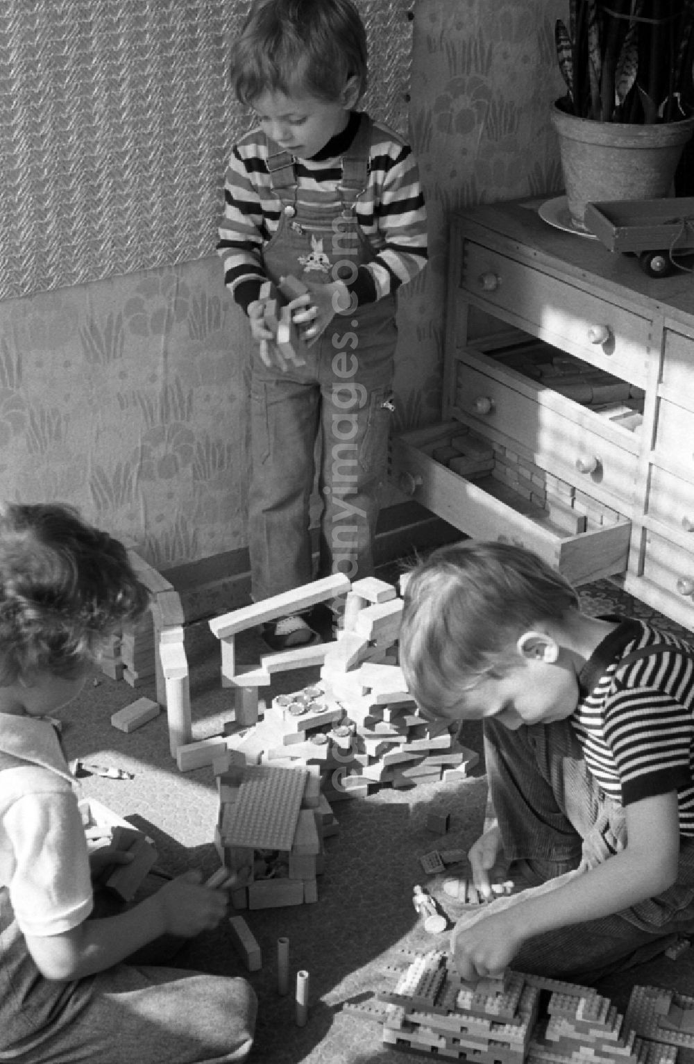 GDR picture archive: Berlin - Boys playing with building blocks and FORMO bricks in a kindergarten in Berlin Eastberlin on the territory of the former GDR, German Democratic Republic