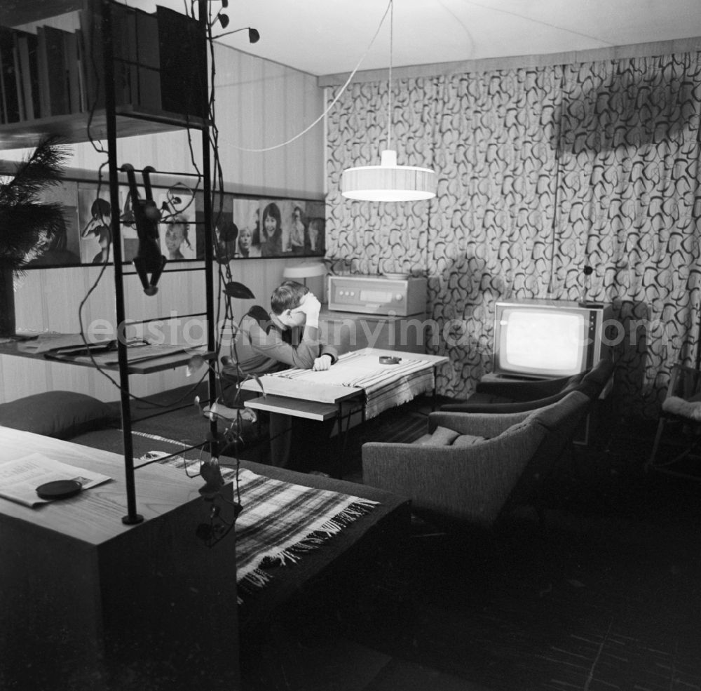 GDR image archive: Berlin - Young man in a living room with modern amenities in Berlin