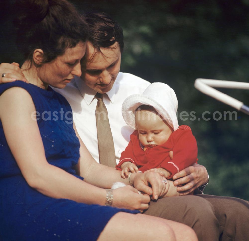 GDR picture archive: Berlin - Ein Paar mit Baby genießt im Volkspark Friedrichshain in Berlin sein junges Familienglück.